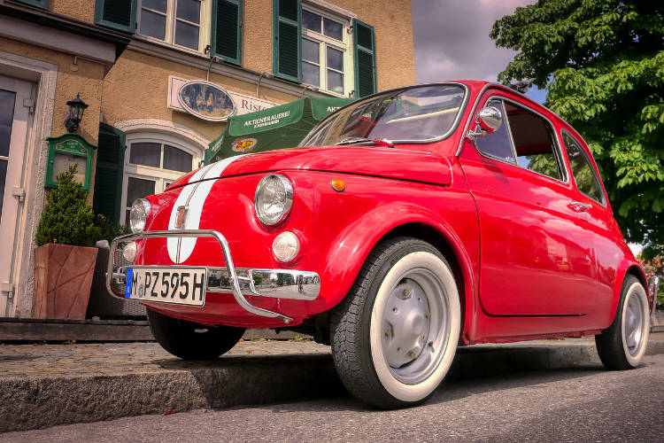 Parken in Kaufbeuren, kleiner Fiat vor einem Restaurant