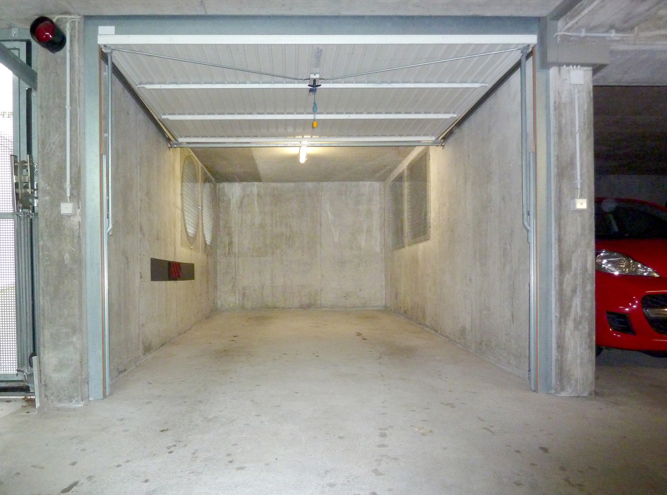 Vermiete abgeschlossene Garage mit Strom und Licht - provisionsfrei - direkt vom Eigentümer