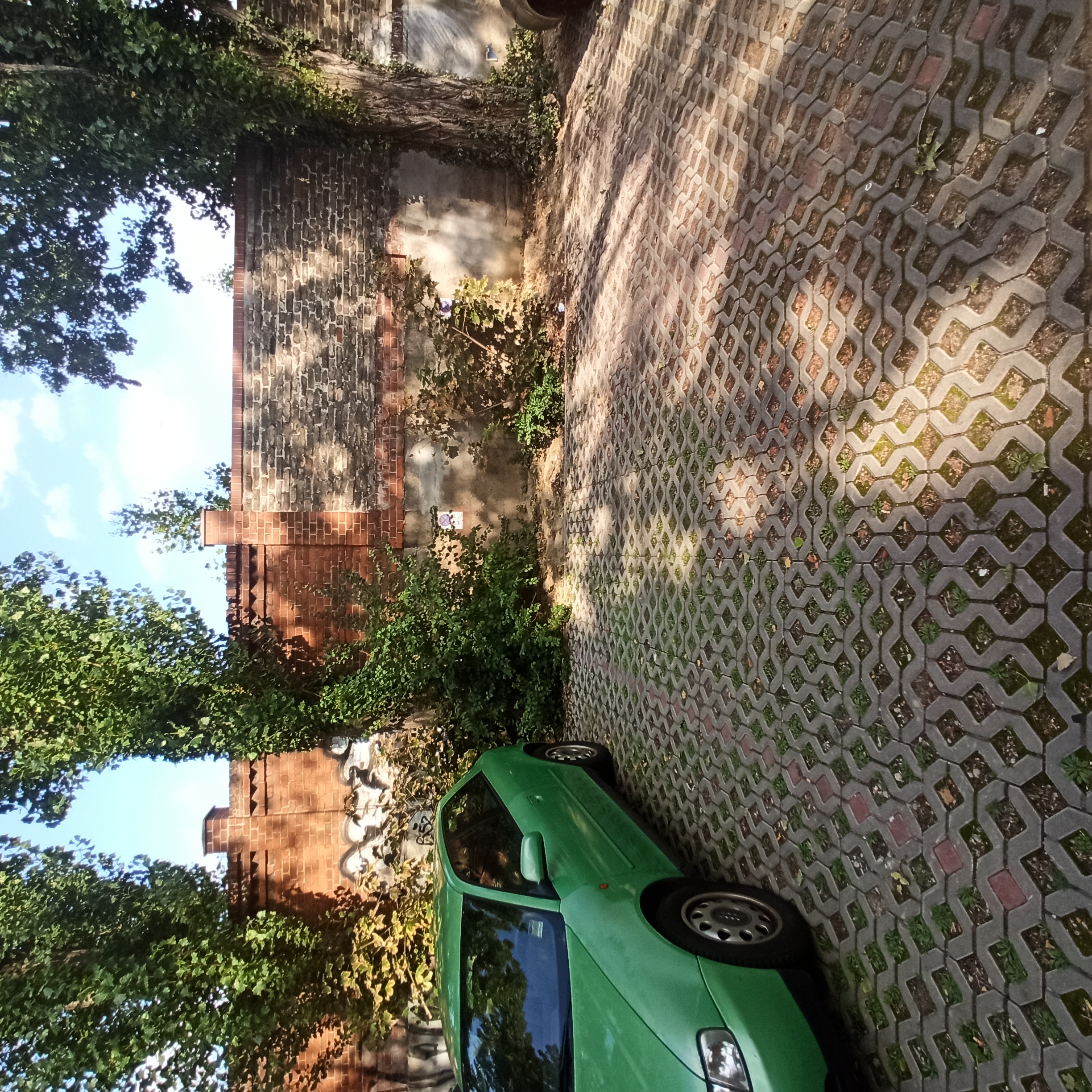 Moderner Gut gelegener Parkplatz