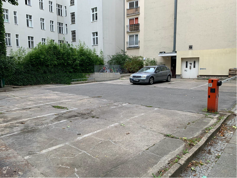 Parkplatz mit Schranke, Grenze Wilmersdorf und Schöneberg